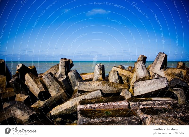 WELLENBRECHER Umwelt Natur Wasser Himmel Wolken Horizont Schönes Wetter Küste Meer eckig Buhne Mole Beton bewachsen Moos Farbfoto mehrfarbig Außenaufnahme