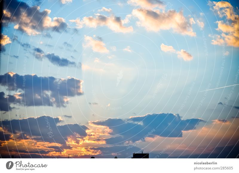 Fensterblick Umwelt Himmel Wolken Klima Klimawandel Schönes Wetter Skyline Haus atmen Fröhlichkeit gigantisch Kitsch natürlich schön Gefühle Wahrheit Neugier