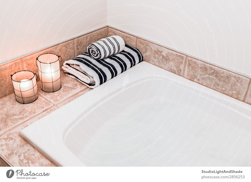 Badezimmer mit gemütlichen Laternen Lifestyle Reichtum Design schön Körper Wellness Erholung Spa Innenarchitektur Lampe Badewanne Blitze Kerze Streifen einfach