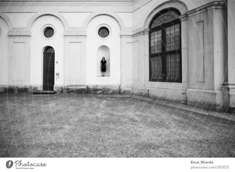 Menschliche Statue feminin Frau Erwachsene 1 Bauwerk Gebäude Architektur Fassade stehen Fenster Schwarzweißfoto Außenaufnahme Tag Zentralperspektive