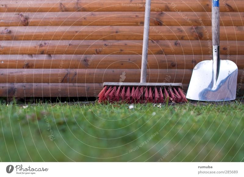 Gartenarbeit Besen Schaufel Wiese Mauer Wand Holz Freizeit & Hobby Holzwand Rasen aufräumen Farbfoto Außenaufnahme Detailaufnahme Menschenleer