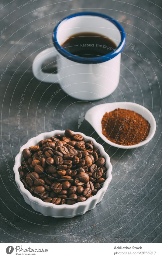 Kaffeetasse mit Kaffeebohnen und gemahlenem Kaffee Antiquität aromatisch Bohnen Getränk brauen Koffein Kaffeepause Kaffeekanne Creme Tasse trinken Espresso