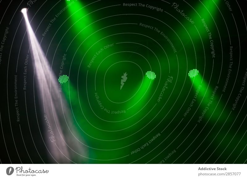 Leuchtende Strahler Hintergrundbild hell Konzert Tanzen Disco Veranstaltung Festspiele Nebel Beleuchtung Laser Leuchtdiode Licht live Musik Nacht Party Popmusik