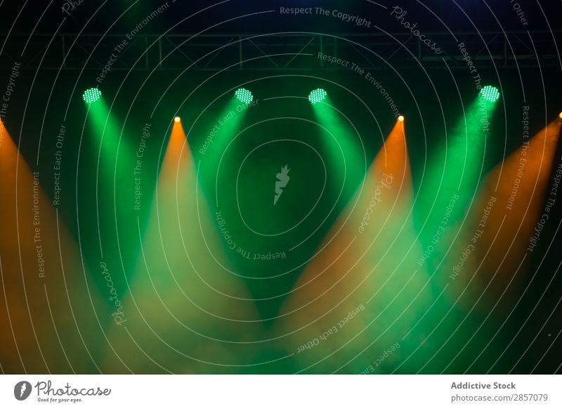 Leuchtende Strahler Hintergrundbild hell Konzert Tanzen Disco Veranstaltung Festspiele Nebel Beleuchtung Laser Leuchtdiode Licht live Musik Nacht Party Popmusik