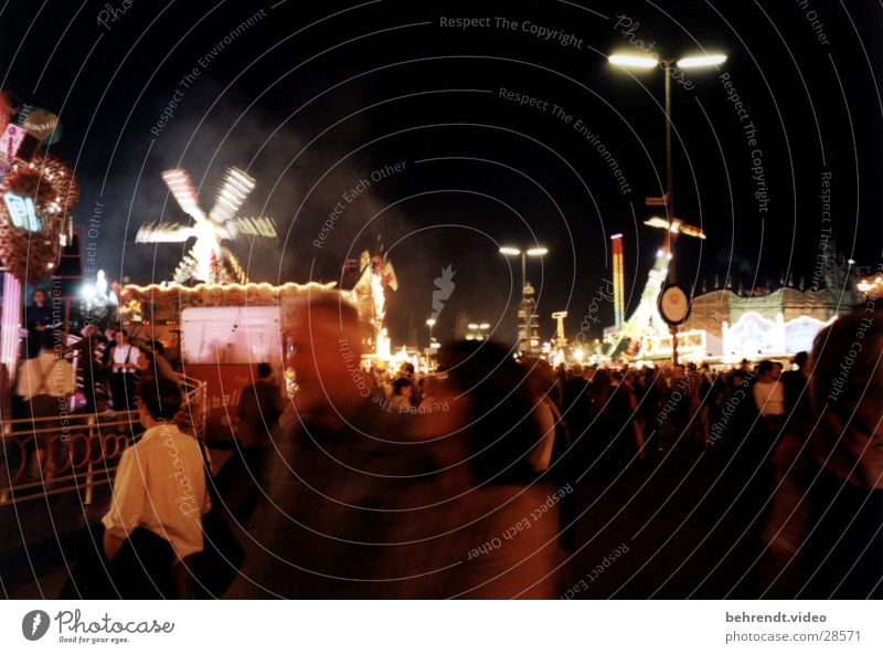 Oktoberfest München Theresienwiese Fahrgeschäfte Nacht Licht Nervenkitzel Freizeit & Hobby Mensch Freude