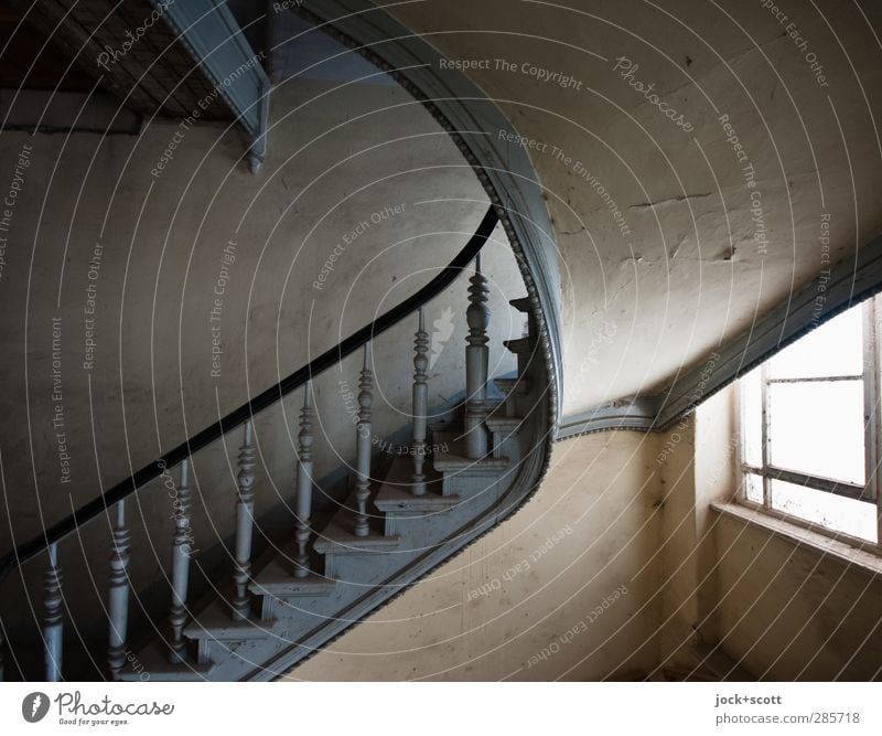 Streben & Erdung Jugendstil Kunsthandwerk Wand Treppe Treppenhaus Treppengeländer Holz alt authentisch elegant historisch Vergangenheit geschwungen