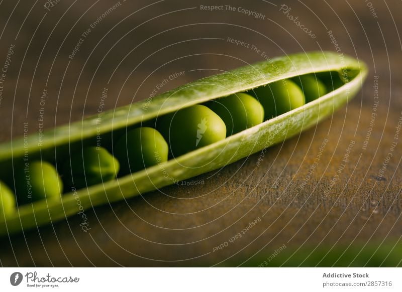 Frische Bio-Erbsen und Schoten Nahaufnahme ökologisch Lebensmittel frisch grün Gesundheit Hülsenfrüchte natürlich organisch roh Samen Gemüse