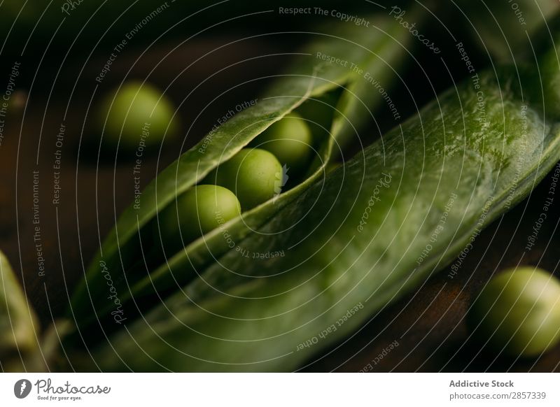 Frische Bio-Erbsen und Schoten Nahaufnahme ökologisch Lebensmittel frisch grün Gesundheit Hülsenfrüchte natürlich organisch roh Samen Gemüse