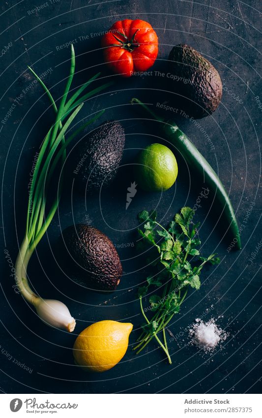 Guacamole Zutaten Ordnung Avocado Chile Kartoffelchips Koriander lecker Dip exotisch Lebensmittel Vogelperspektive Frucht grün Gesundheit Zitrone Limone