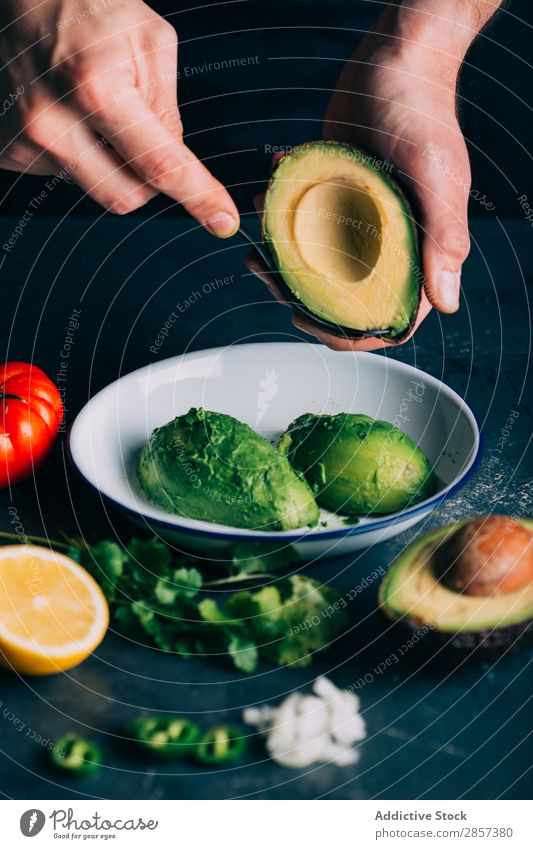 Zubereitung von Guacamole Ordnung Avocado Chile Kartoffelchips Koriander lecker Dip exotisch Lebensmittel Frucht grün Gesundheit Zutaten Zitrone Limone