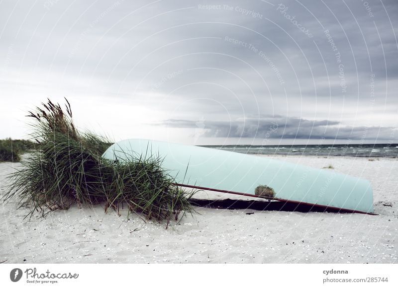 Ruhe vor dem Sturm Umwelt Natur Landschaft Himmel Gewitterwolken Unwetter Wind Küste Strand Ostsee Meer Ruderboot Wasserfahrzeug Einsamkeit entdecken Erwartung