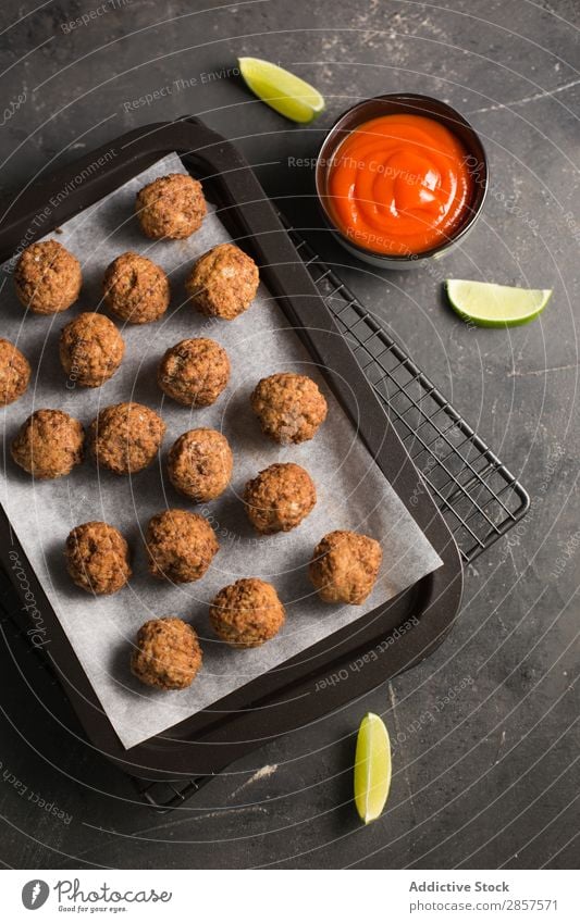 Hausgemachte Fleischbällchen im Backblech Ball Rindfleisch Essen zubereiten lecker Fressen Lebensmittel Feinschmecker gebastelt Zutaten Italienisch Mittagessen