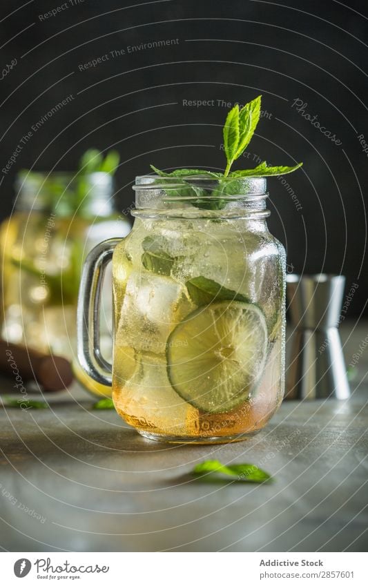 Mojito im Maurerglas auf Grunge-Tisch Alkohol Barmann Barkeeper Getränk Cocktail trinken Lebensmittel frisch Garnierung Gin Glas Saft Zitrone Limone Minze