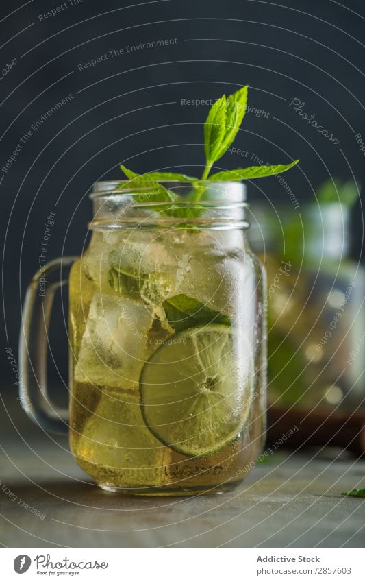 Mojito im Maurerglas auf Grunge-Tisch Alkohol Barmann Barkeeper Getränk Cocktail trinken Lebensmittel frisch Garnierung Gin Glas Saft Zitrone Limone Minze