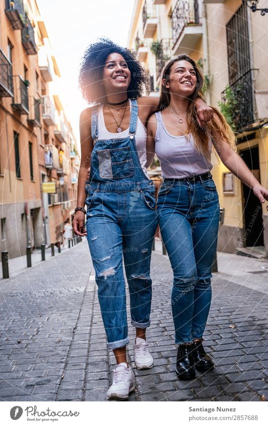 Schöne Frauen haben Spaß auf der Straße. Freundschaft Jugendliche Glück Sommer Mensch Freude Lächeln laufen Mädchen hübsch schön 2 Zusammensein Paar