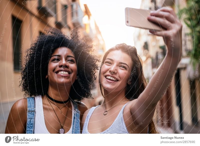 Wunderschöne Frauen, die ein Selbstporträt auf der Straße machen. Freundschaft Jugendliche Glück Sommer Mensch Freude Mobile PDA Telefon Solarzelle Fotografie