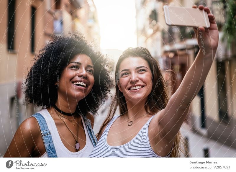 Wunderschöne Frauen, die ein Selbstporträt auf der Straße machen. Freundschaft Jugendliche Glück Sommer Mensch Freude Mobile PDA Telefon Solarzelle Fotografie