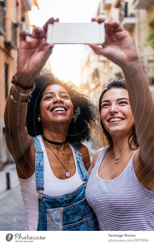 Wunderschöne Frauen, die ein Selbstporträt auf der Straße machen. Freundschaft Jugendliche Glück Sommer Mensch Freude Mobile PDA Telefon Solarzelle Fotografie