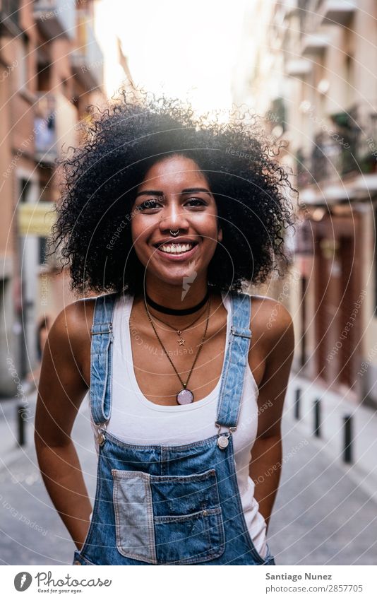 Porträt einer schönen schwarzen Frau. Afrikanisch Afro-Look Mensch Großstadt Jugendliche Mädchen Amerikaner Lächeln Glück Mode Erwachsene lässig genießen Blick