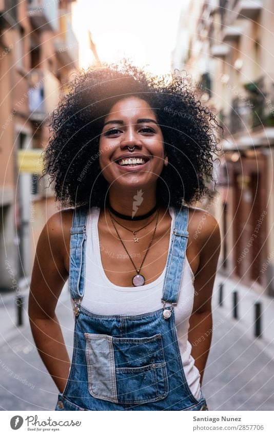 Porträt einer schönen schwarzen Frau. Afrikanisch Afro-Look Mensch Großstadt Jugendliche Mädchen Amerikaner Lächeln Glück Mode Erwachsene lässig genießen Blick