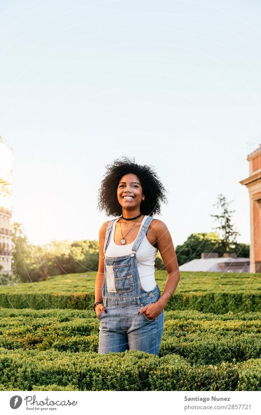 Porträt einer schönen schwarzen Frau. Afrikanisch Afro-Look Mensch Jugendliche Mädchen Amerikaner Lächeln Glück Mode Erwachsene lässig genießen Blick attraktiv