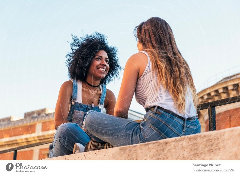 Schöne Frauen chatten auf der Straße. Freundschaft Jugendliche Glück Sprechen plaudernd Sommer Mensch Freude sitzen Erwachsene Mädchen hübsch schön 2 Paar