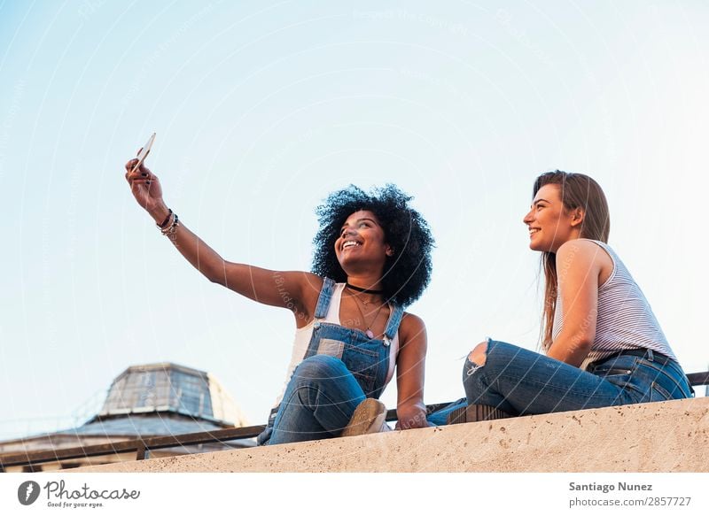 Wunderschöne Frauen, die ein Selbstporträt auf der Straße machen. Freundschaft Jugendliche Glück Sommer Mensch Freude Mobile PDA Telefon Solarzelle Fotografie