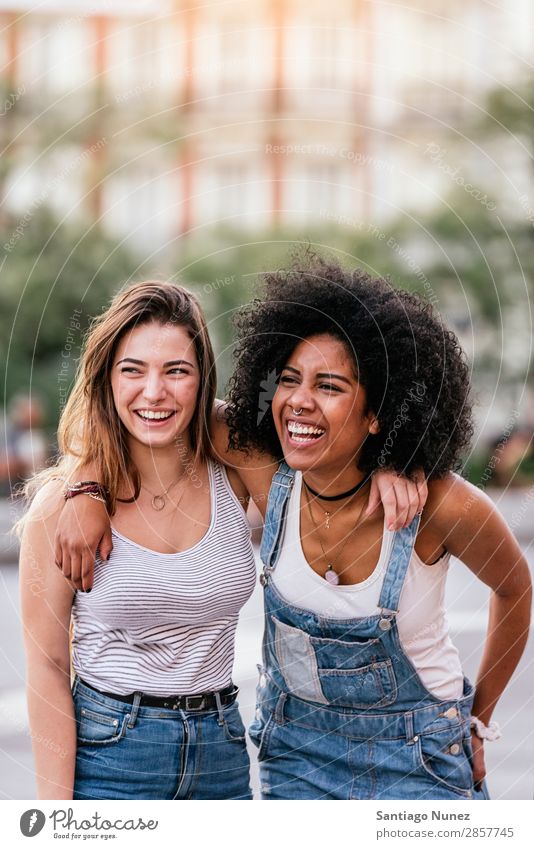 Schöne Frauen haben Spaß auf der Straße. Freundschaft Jugendliche Glück Sommer Porträt Mensch Freude Lächeln laufen Rassismus Erwachsene Mädchen Paar