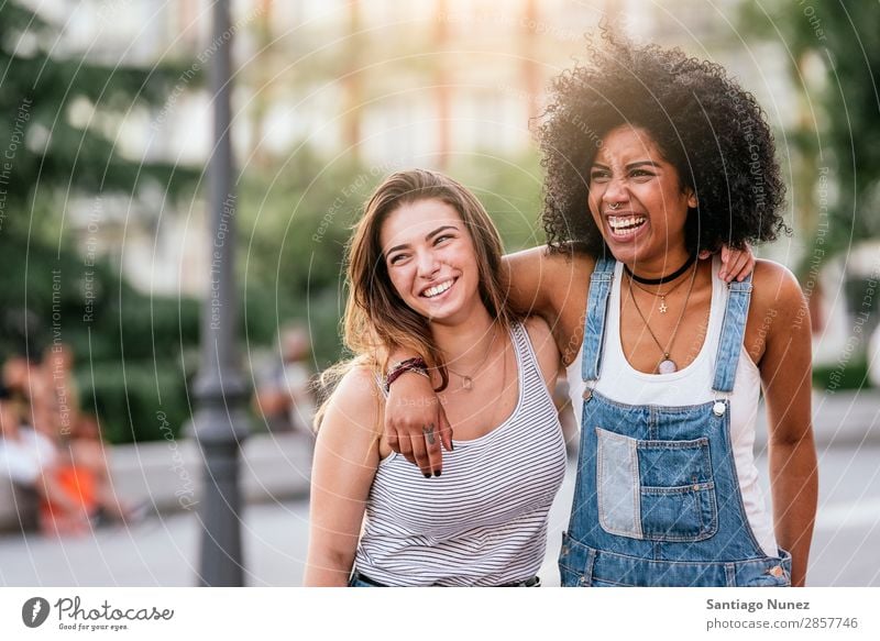 Schöne Frauen haben Spaß auf der Straße. Freundschaft Jugendliche Glück Sommer Porträt Mensch Freude Lächeln laufen Rassismus Erwachsene Mädchen Paar