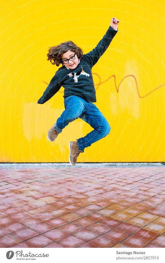 Fröhlicher Junge beim Springen. springen Kind Aufregung Stil Jugendliche Straße Stadt Freestyle Hintergrundbild Großstadt Mann Model Lifestyle Außenaufnahme