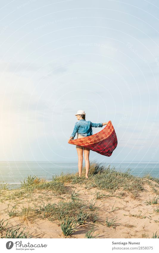 Frau, die am idyllischen Strand weggeht. Blick Meer Ferien & Urlaub & Reisen weiß Sonne Sommer Tourist Wasser Jugendliche Erholung Mädchen Kaukasier Mensch