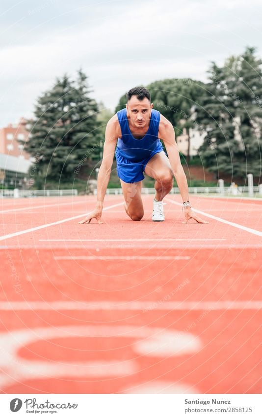 Mann macht sich bereit, mit dem Betrieb zu beginnen. Athlet Leichtathletik schwarz Block Blöcke Bekleidung selbstbewußt Textfreiraum üben Feld bekommend