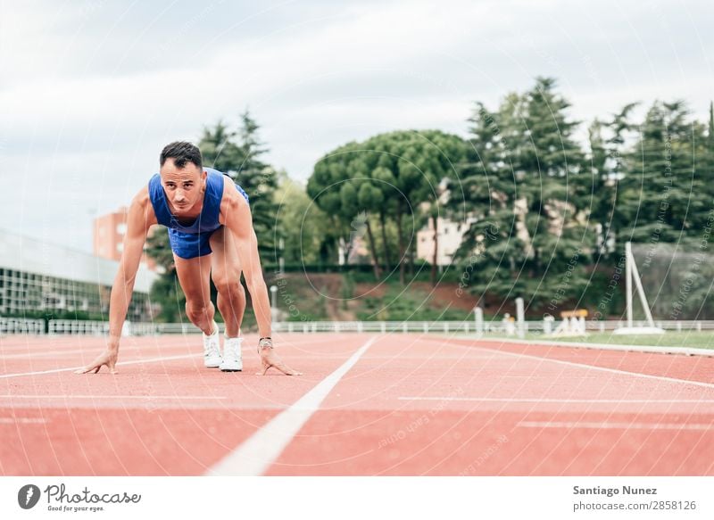 Mann macht sich bereit, mit dem Betrieb zu beginnen. Athlet Leichtathletik schwarz Block Blöcke Bekleidung selbstbewußt Textfreiraum üben Feld bekommend