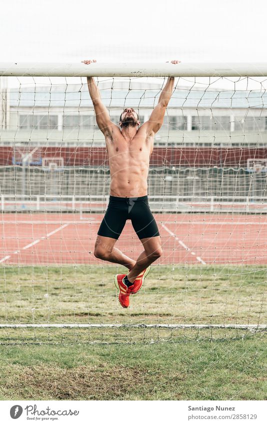 Mann macht Chin-ups im Freien. Bauchmuskeln Aktion Athlet attraktiv Kinn-up üben sportlich Fitness grün Sporthalle gutaussehend Gesundheit horizontal