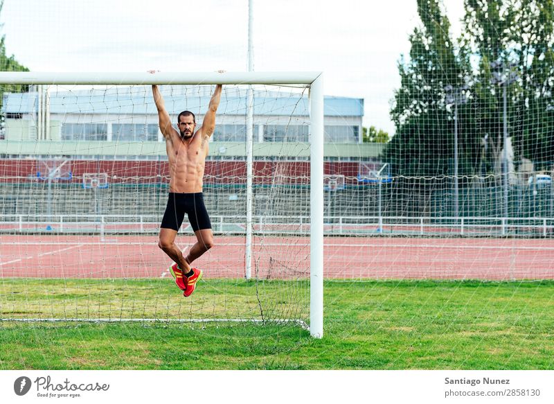 Mann macht Chin-ups im Freien. Bauchmuskeln Aktion Athlet attraktiv Kinn-up üben sportlich Fitness Torpfosten grün Sporthalle gutaussehend Gesundheit horizontal