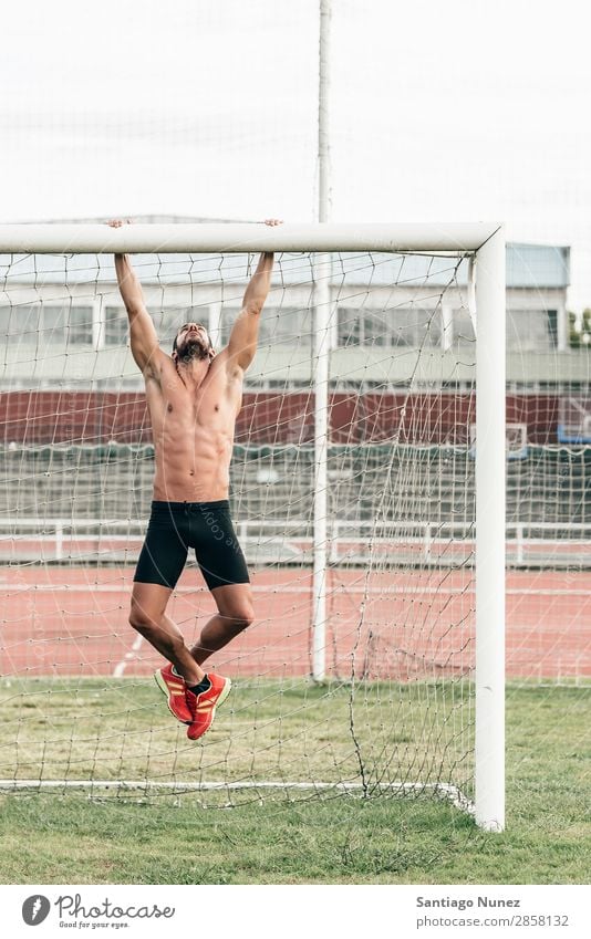 Mann macht Chin-ups im Freien. Bauchmuskeln Aktion Athlet attraktiv Kinn-up üben sportlich Fitness Torpfosten grün Sporthalle gutaussehend Gesundheit horizontal