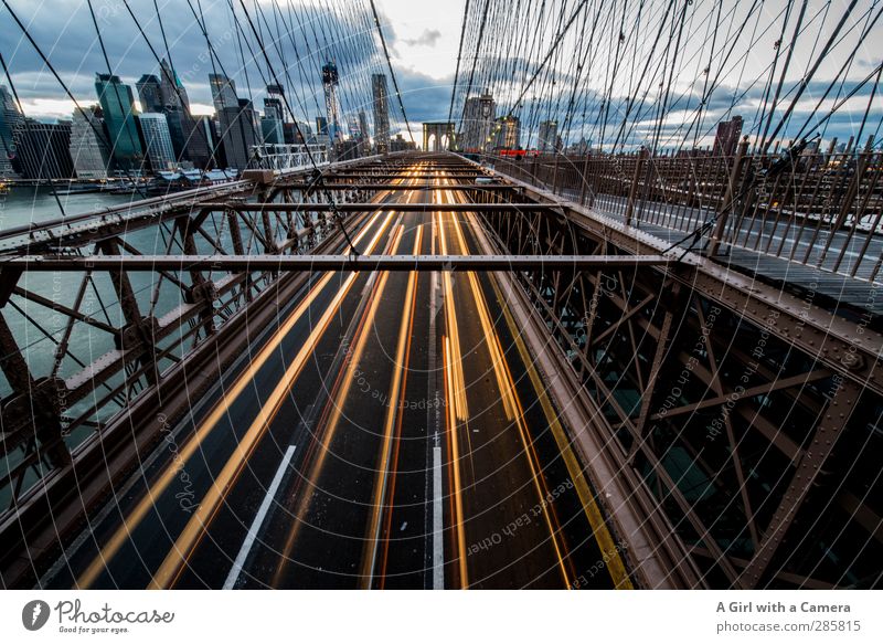 the race to Brooklyn New York City Stars and Stripes Sehenswürdigkeit Wahrzeichen Brooklyn Bridge Verkehr Verkehrswege Berufsverkehr Straßenverkehr Fahrzeug PKW