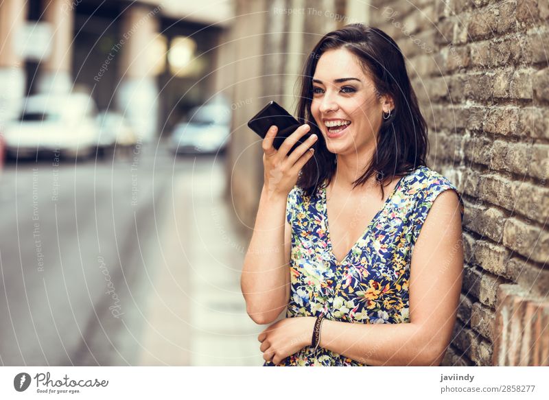 Lächelnde junge Frau nimmt Sprachnotiz in ihrem Smartphone auf. Lifestyle Stil Glück schön Haare & Frisuren Telefon PDA Technik & Technologie Mensch feminin