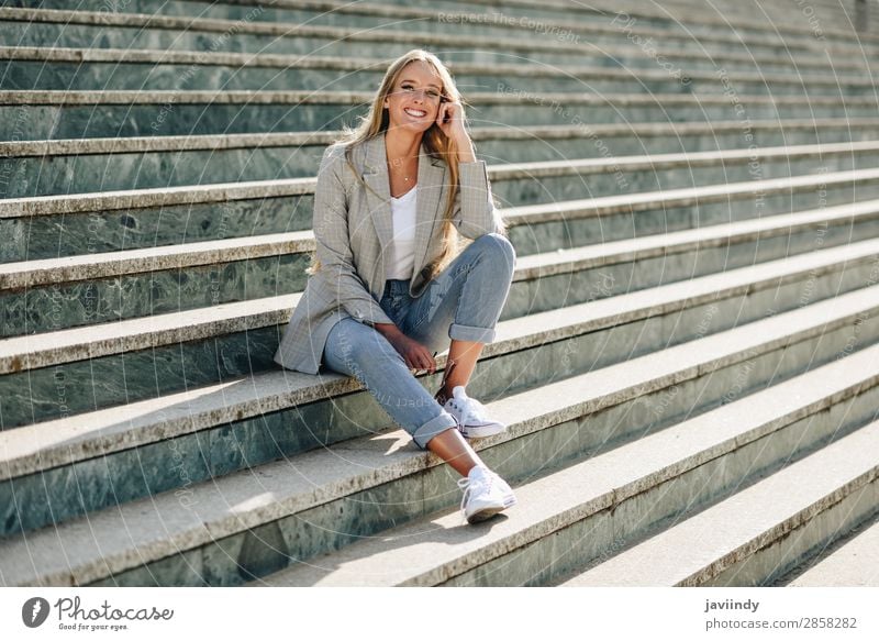 Schöne junge blonde Frau, die auf städtischen Stufen lächelt. Lifestyle Stil Glück schön Haare & Frisuren Mensch feminin Junge Frau Jugendliche Erwachsene 1