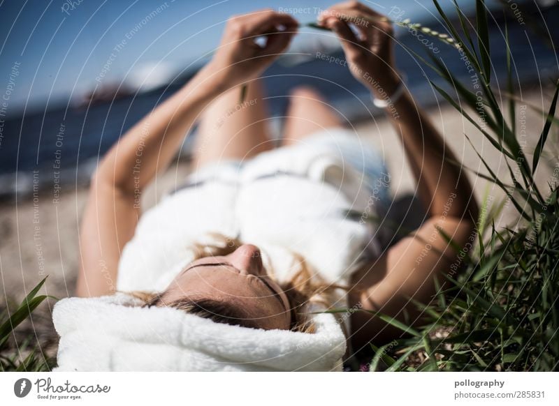 timeless (II) Mensch feminin Junge Frau Jugendliche Erwachsene Leben 1 18-30 Jahre Umwelt Natur Pflanze Wolkenloser Himmel Sommer Schönes Wetter Gras Sträucher