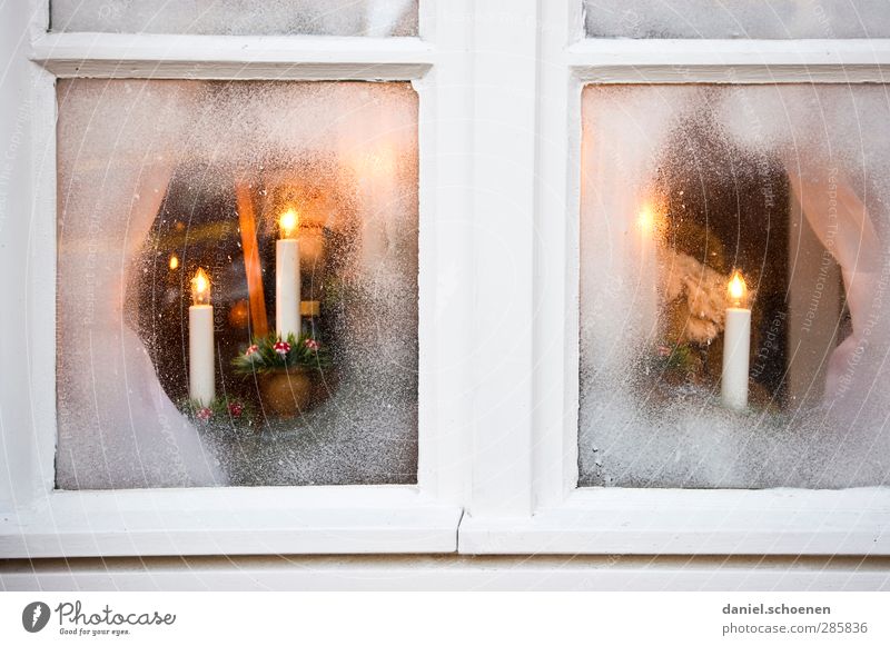 Einfachverglasung Dekoration & Verzierung Raum Weihnachten & Advent Fenster Kerze Kitsch Krimskrams hell Wärme Vorfreude Farbfoto Abend Dämmerung Kunstlicht