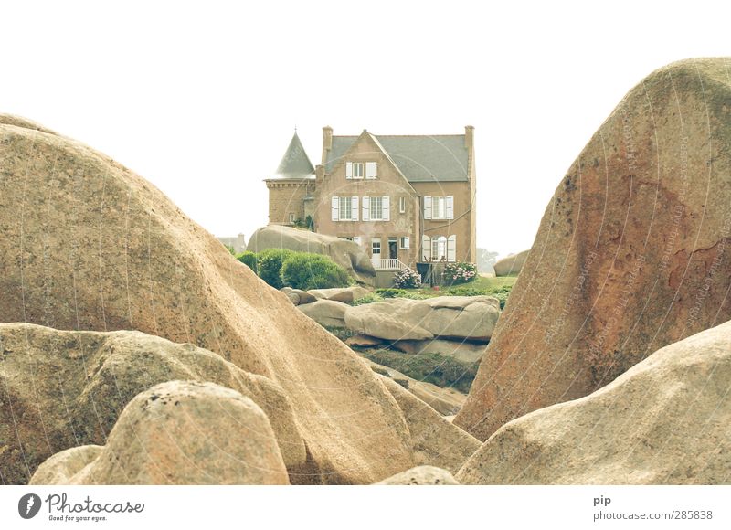 aussicht mit wohnung Natur Sommer Schönes Wetter Felsen Bretagne Cote de Granit Rose Haus Traumhaus Turm Architektur Landhaus Garten Fenster Tür hell bizarr