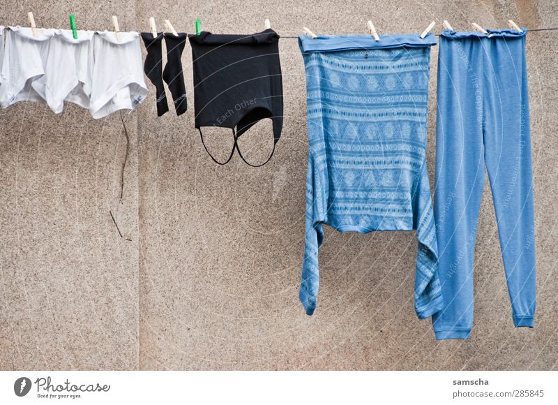 Trocknen Städtereise Häusliches Leben Dorf Stadtzentrum Haus Einfamilienhaus Mauer Wand Fassade Bekleidung T-Shirt Hose Pullover Unterwäsche hängen blau