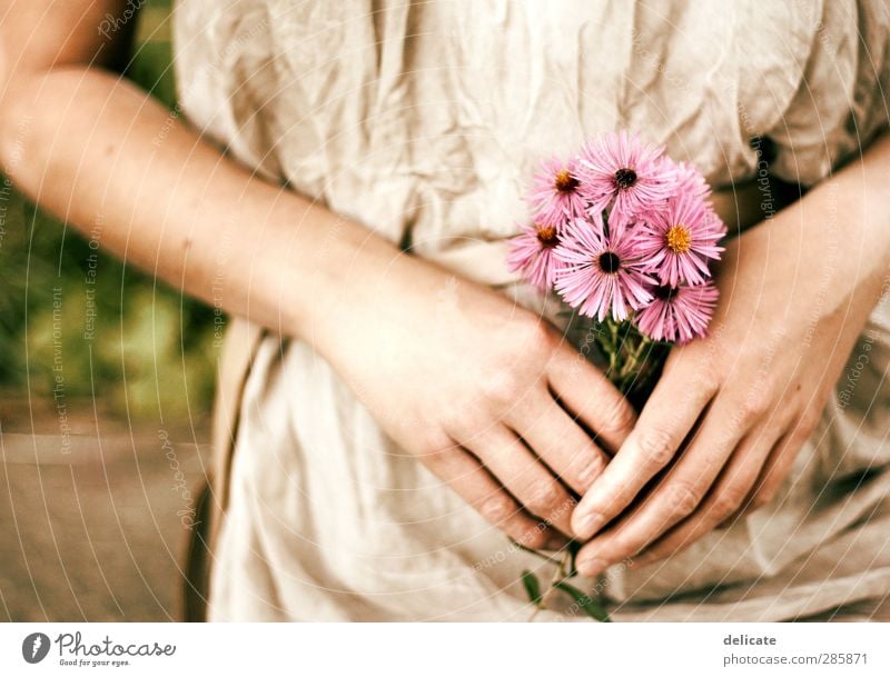 Blumenmädchen Körper feminin Frau Erwachsene Arme Hand Bauch 1 Mensch 18-30 Jahre Jugendliche Natur Pflanze Blüte Garten Park Kleid Blumenstrauß Duft Einsamkeit