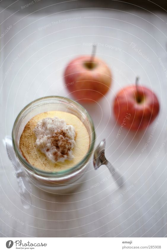 winterlich Milcherzeugnisse Frucht Apfel Süßwaren Ernährung Glas Löffel lecker süß Milchreis Farbfoto Innenaufnahme Menschenleer Textfreiraum oben