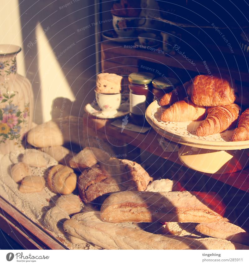 Feines. Lebensmittel Teigwaren Backwaren Brot Süßwaren Marmelade Essen Frühstück Fenster Duft authentisch lecker braun gelb gold Schaufenster Croissant