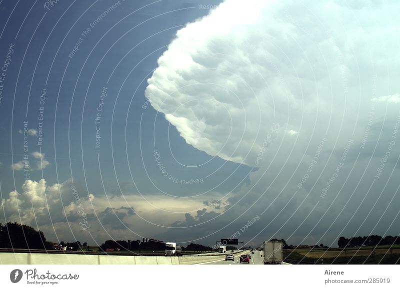 nichts wie weg! Natur Urelemente Himmel Wolken Gewitterwolken Unwetter Hagel Autofahren Autobahn Fahrzeug PKW Lastwagen Zeichen Bewegung Aggression bedrohlich