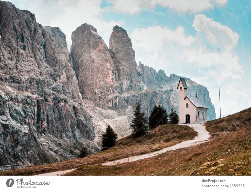 Wolken und Schatten in den Dolomiten mit Kirche I Zentralperspektive Starke Tiefenschärfe Sonnenstrahlen Sonnenlicht Lichterscheinung Silhouette Kontrast Tag