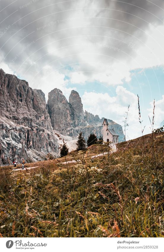 Wolken und Schatten in den Dolomiten mit Kirche II Zentralperspektive Starke Tiefenschärfe Sonnenstrahlen Sonnenlicht Lichterscheinung Silhouette Kontrast Tag