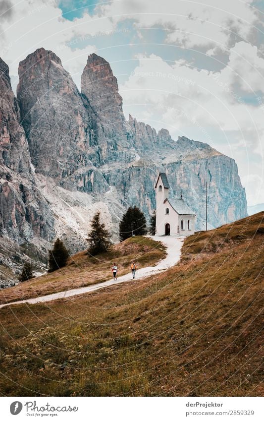 Wolken und Schatten in den Dolomiten mit Kirche III Zentralperspektive Starke Tiefenschärfe Sonnenstrahlen Sonnenlicht Lichterscheinung Silhouette Kontrast Tag